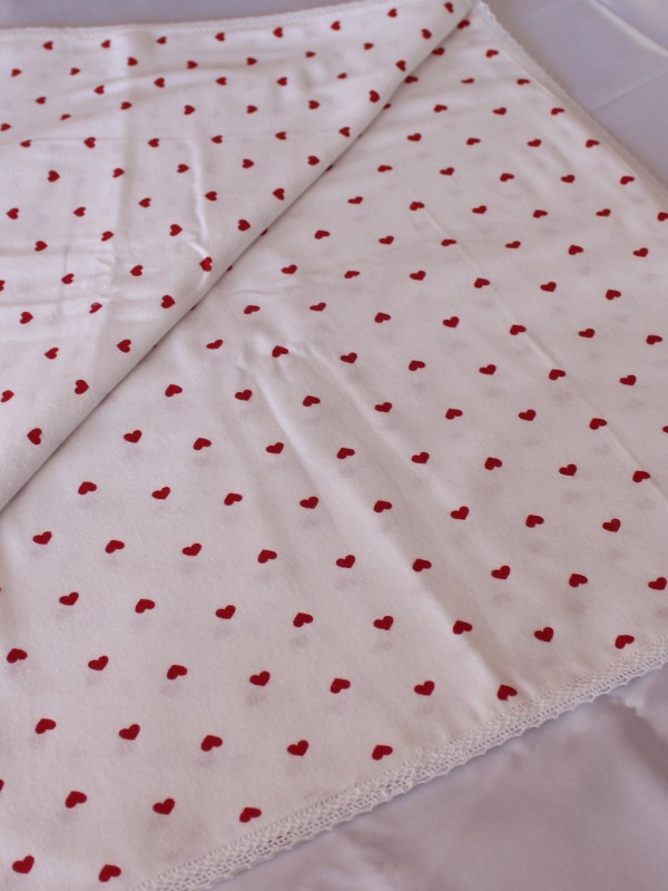 Kalpli Beyaz Kenarlıklı Pike Örtüsü…