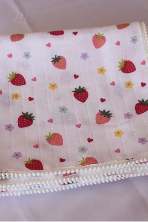 Çilek Desenli Beyaz Detaylı Pike Örtü…