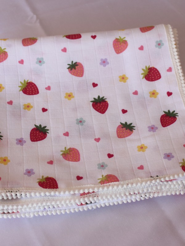 Çilek Desenli Beyaz Detaylı Pike Örtü…
