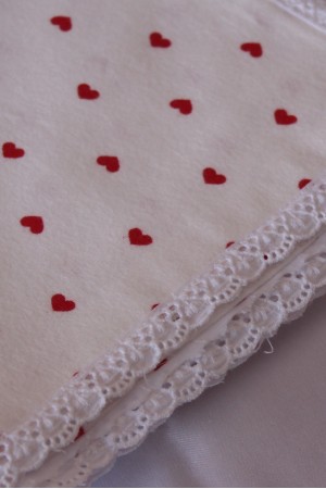 Beyaz Kenarlı Kalp Desenli Pike Örtü…