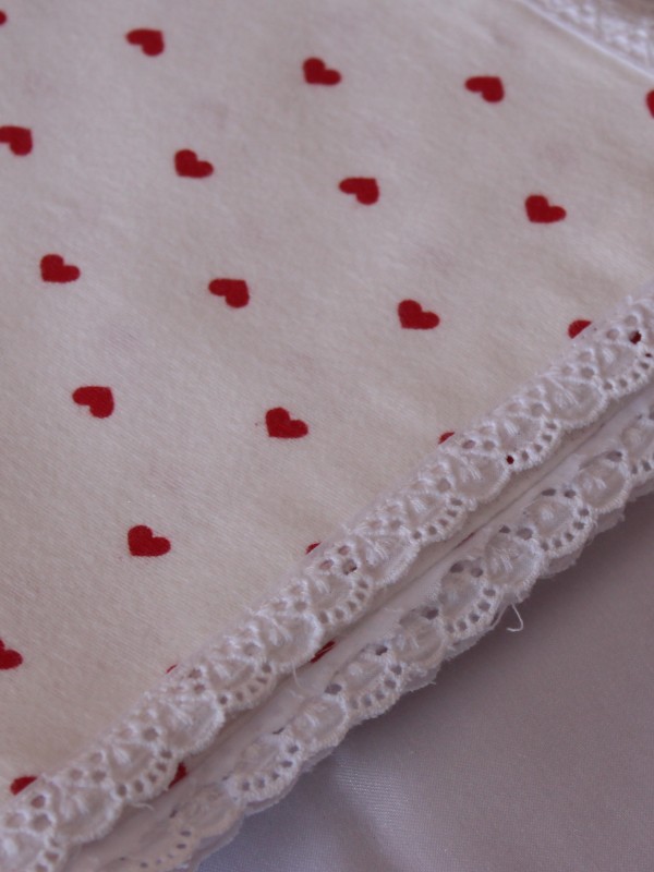 Beyaz Kenarlı Kalp Desenli Pike Örtü…